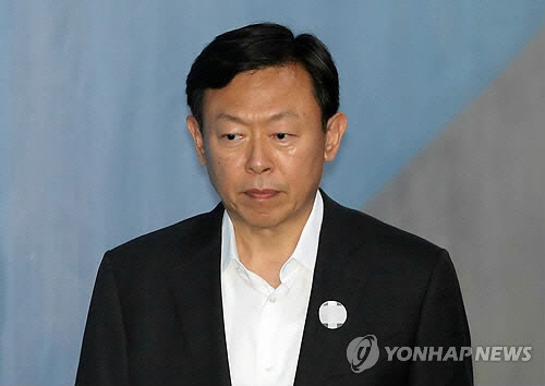 법정 향하는 신동빈 회장 <사진 출처 연합뉴스>